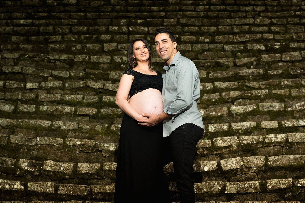 casal gestante abraçados no jardim botânico em são paulo